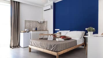 Deluxe driepersoonskamer, uitzicht op zee | Een bureau, geluiddichte muren, babybedden (toeslag), gratis wifi