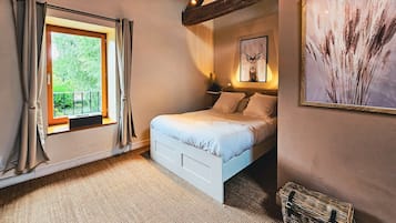 1 bedroom, desk, WiFi, bed sheets
