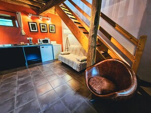 Books - Family-Friendly 1BR w/ Garden View + Hot Tub (Étivey)