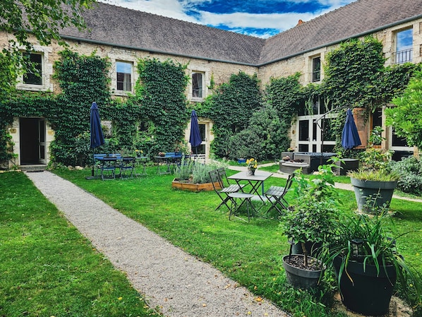 Outdoor dining - Family-Friendly 1BR w/ Garden View + Hot Tub (Étivey)