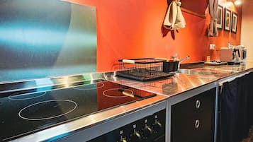 Een koelkast, een magnetron, een oven, een kookplaat