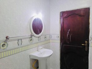 Habitación clásica doble | Baño | Toallas, jabón y papel higiénico