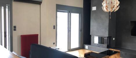 Televisión, chimenea y oficina