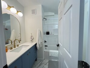 Shower, hair dryer, bidet, towels