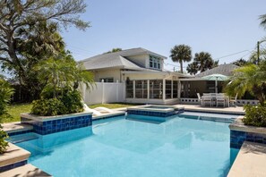 Pool - Romantic Cottage w/King, Pool, Pickleball, Beaches (Melbourne)