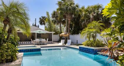 Romantic Cottage w/King, Pool, Pickleball, Beaches