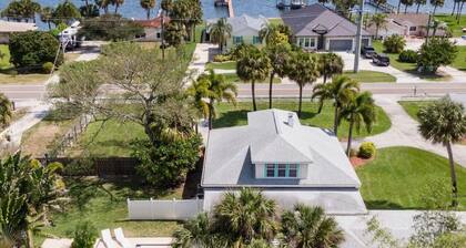 Romantic Cottage w/King, Pool, Pickleball, Beaches