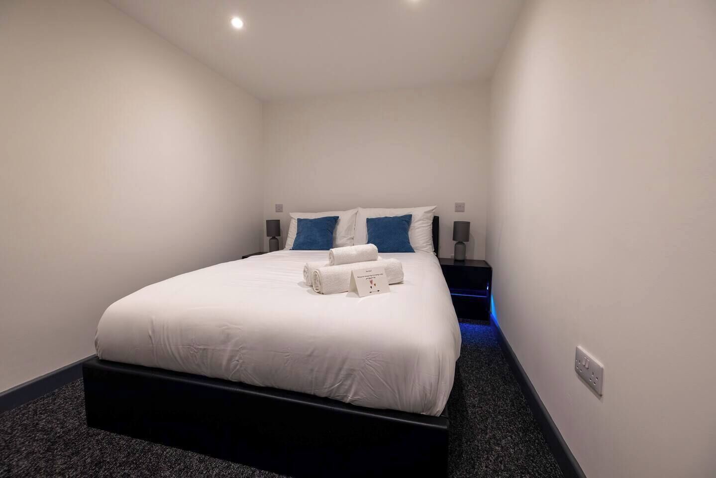 2 室のベッドルーム、アイロン / アイロン台、WiFi、ベッドシーツ