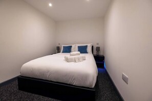 2 bedrooms, iron/ironing board, WiFi, bed sheets - Modern 2 Bedroom Apartment, Bicester Town Centre (Bicester)