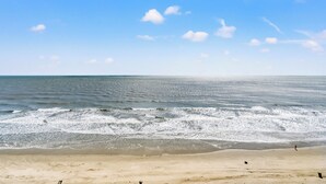 På stranden