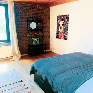 5 quartos, ferros/tábuas de passar roupa, berço de viagem