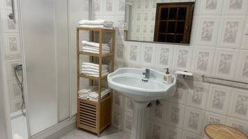 Secadora de cabello, toallas, jabón, papel de baño