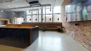 Ein modernes Interieur mit Bar, Sitzgelegenheiten und großen Fenstern.