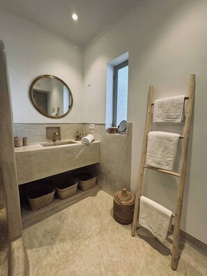 Douche, sèche-cheveux, serviettes fournies, savon