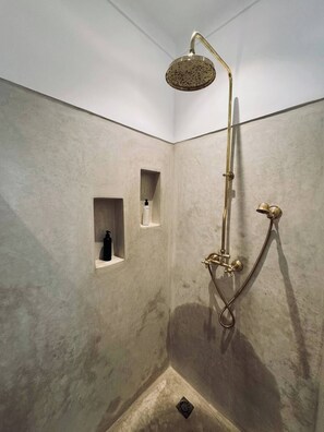 Douche, sèche-cheveux, serviettes fournies, savon