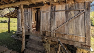 Suite estudio familiar, lanai, vista a la montaña | Baño | Secadora de cabello, toallas, jabón, shampoo
