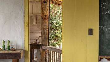 Comfort studio, veranda, uitzicht op bergen | Badkamer | Een haardroger, handdoeken, zeep, shampoo