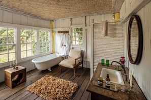 Comfort studio, veranda, uitzicht op bergen | Badkamer | Een haardroger, handdoeken, zeep, shampoo