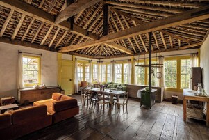 舒适开间, 外廊, 山景 | 起居区