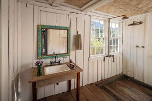 Familie-studiosuite, lanai, fjellutsikt | Bad | Hårføner, håndklær, såpe og sjampo