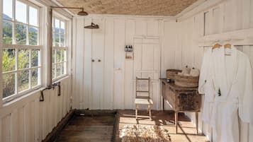 Familien-Studiosuite, Veranda, Bergblick | Badezimmer | Haartrockner, Handtücher, Seife, Shampoo