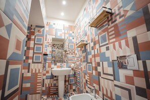 Deluxe-Dreibettzimmer, Stadtblick, Annex (Via De Pretis 88) | Badezimmer | Dusche, kostenlose Toilettenartikel, Haartrockner, Handtücher