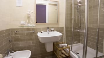 Superior-Zimmer, Stadtblick, Annex (Pzza Bovio) | Badezimmer | Dusche, kostenlose Toilettenartikel, Haartrockner, Handtücher