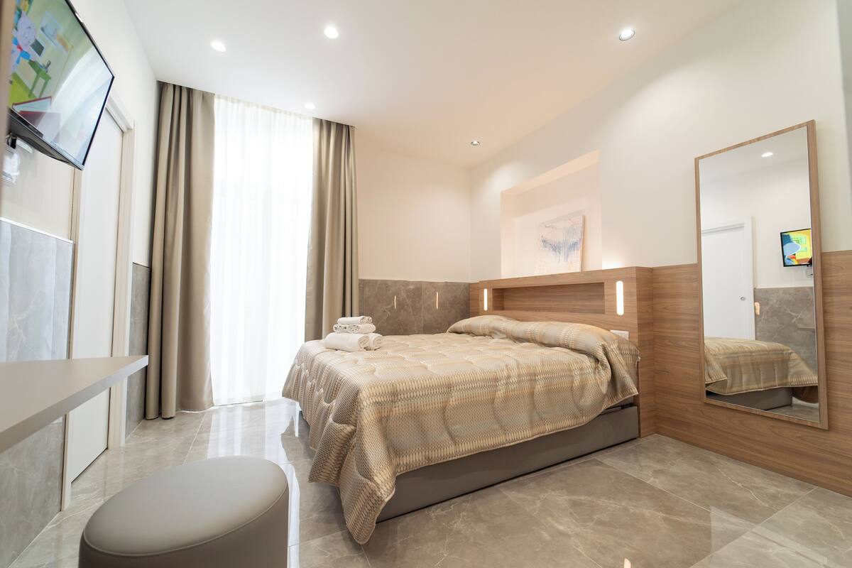 Deluxe Triple Room, Annex Building (Vico Giardinetto 84) | Desk, soundproofing, cribs (surcharge), WiFi (free)