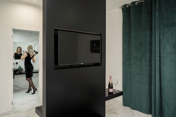 Deluxe Room, Hot Tub, Courtyard View