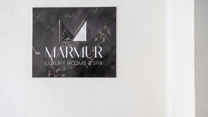 Uma parede branca com um quadro exibindo a placa 
