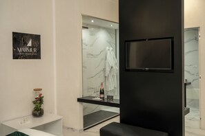 Superior Room, Hot Tub, City View | In-room safe, blackout drapes, soundproofing, iron/ironing board - Marmur Suite (Palermo)
