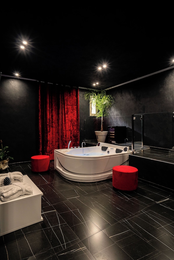 Suite Luxe, bain à remous, vue ville | Coin séjour