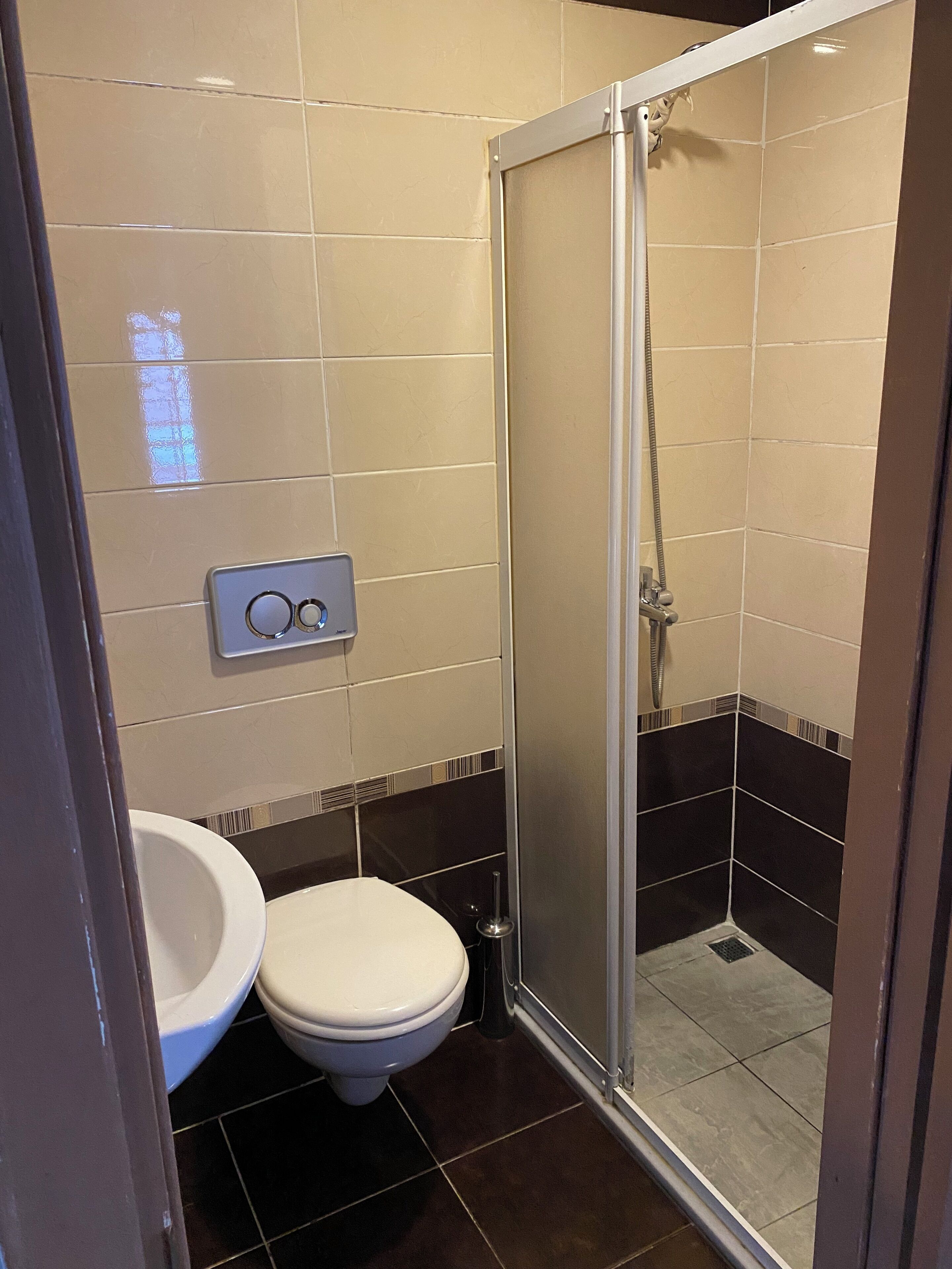 Un baño con inodoro, ducha y lavamanos.