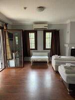 Négyágyas szoba, erkély, kilátással a tengerre | Széf a szobában, íróasztal és laptophoz jól használható munkafelület