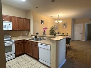 冷蔵庫、電子レンジ、オーブン、コンロ