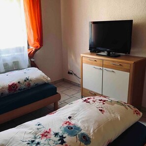 3 chambres, fer et planche à repasser, Wi-Fi, draps fournis
