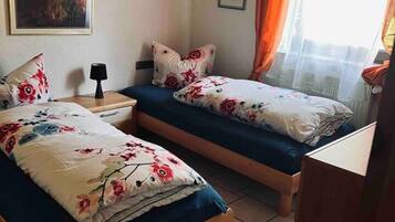 3 slaapkamers, een strijkplank/strijkijzer, wifi, beddengoed