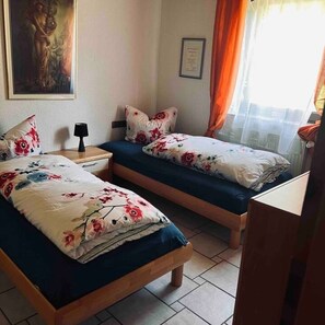 3 habitaciones, tabla de planchar con plancha, wifi y ropa de cama 