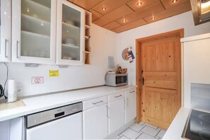 Refrigerador, microondas, placa de cocina, lavavajillas