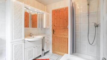 Een haardroger, handdoeken, zeep, toiletpapier