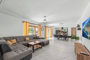 Een smart-tv en tafelvoetbal