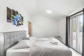 5 bedrooms, WiFi, bed sheets