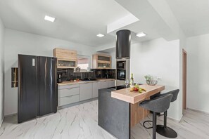 Een koelkast, een magnetron, een oven, een vaatwasser