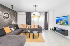 Smart TV - Villa Rosewood - Three Bedroom Villa, Sleeps 7 (Sumber)