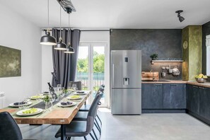 Réfrigérateur, micro-ondes, four, lave-vaisselle