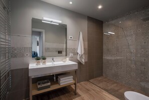 Dusche, Haartrockner, Bidet, Handtücher