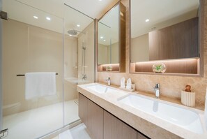 Dusche, Haartrockner, Handtücher, Seife