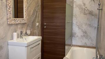 Séchoir à cheveux, bidet, serviettes fournies, savon