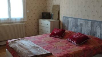 2 bedrooms, travel crib, WiFi, bed sheets