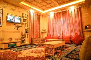 Deluxe-Doppelzimmer, Bergblick | Wohnbereich